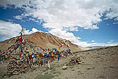 Ladakh - Ladakh - the road to Tso-Kar lake, prayer flags 